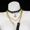 Conjunto de correa y collar dorado con campana