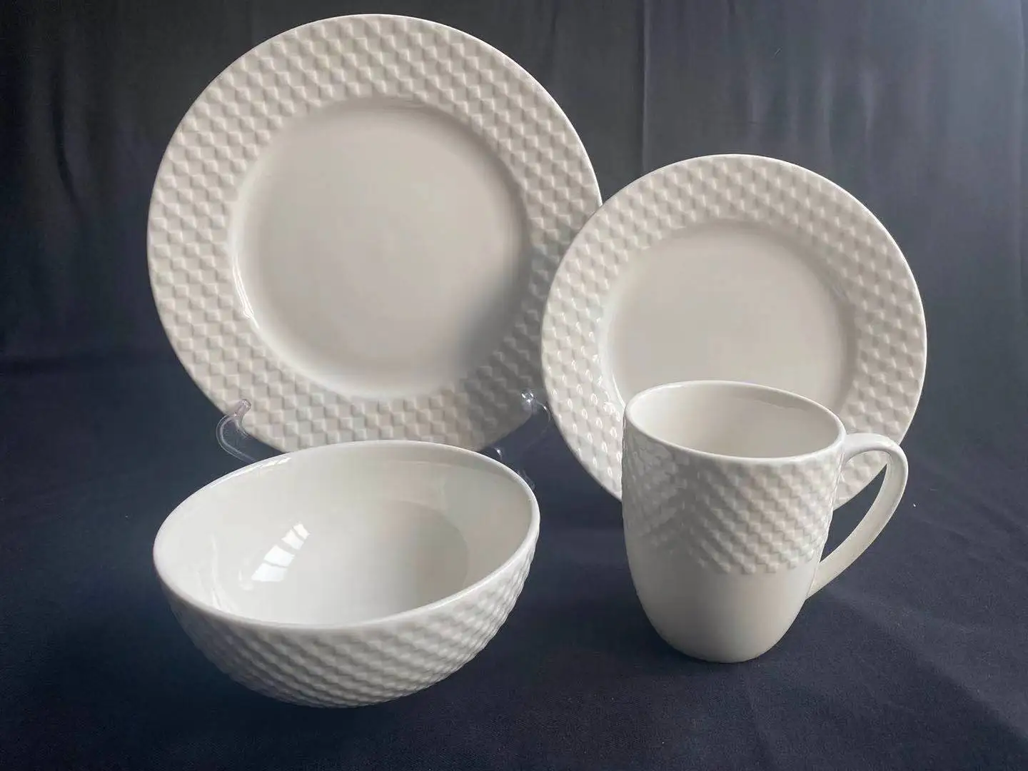 Cheap Wholesales Porcelain Tableware Set Crockery Embossed White Ceramic Dinner Set