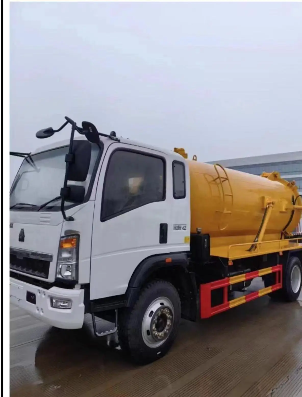 SINOTRUK HOWO 4x2 Chassis Drive 5000L Vacuum Septic Tank Truck Sewage Suction Trucks Low Price on Hot Sales