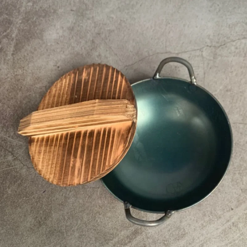 10.5cm Mini Retro Cooking Iron Wok Pan with Wooden Lid for Miniature Kitchen Set