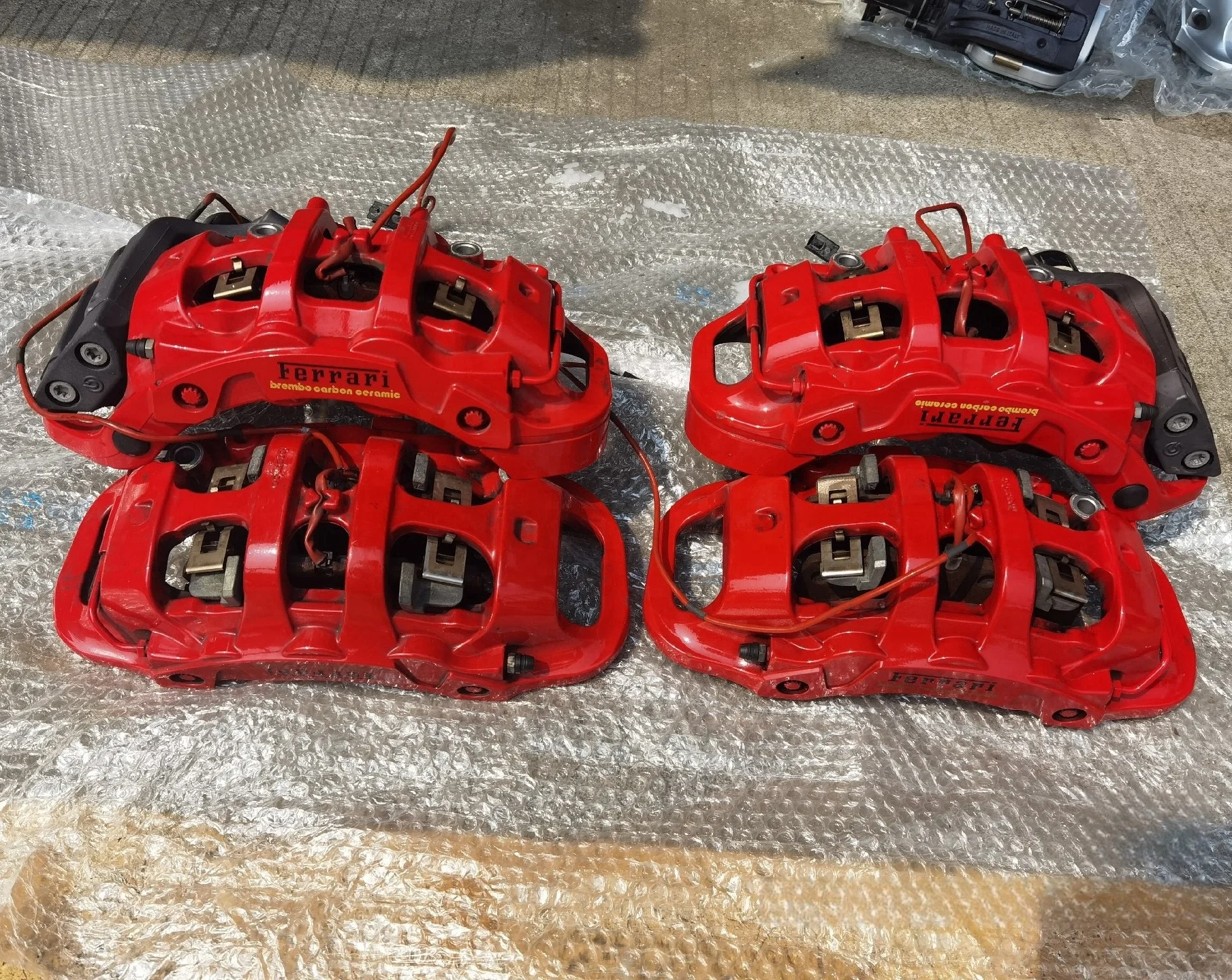 フェラーリ488カーボンセラミックブレーキキャリパーとブレーキ 