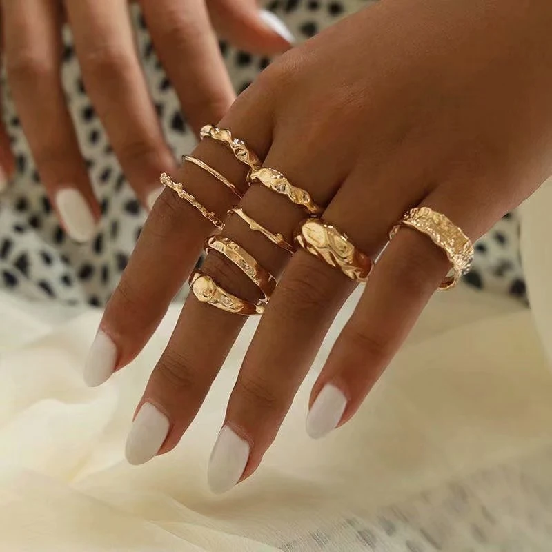 Широкие кольца из золота на руке