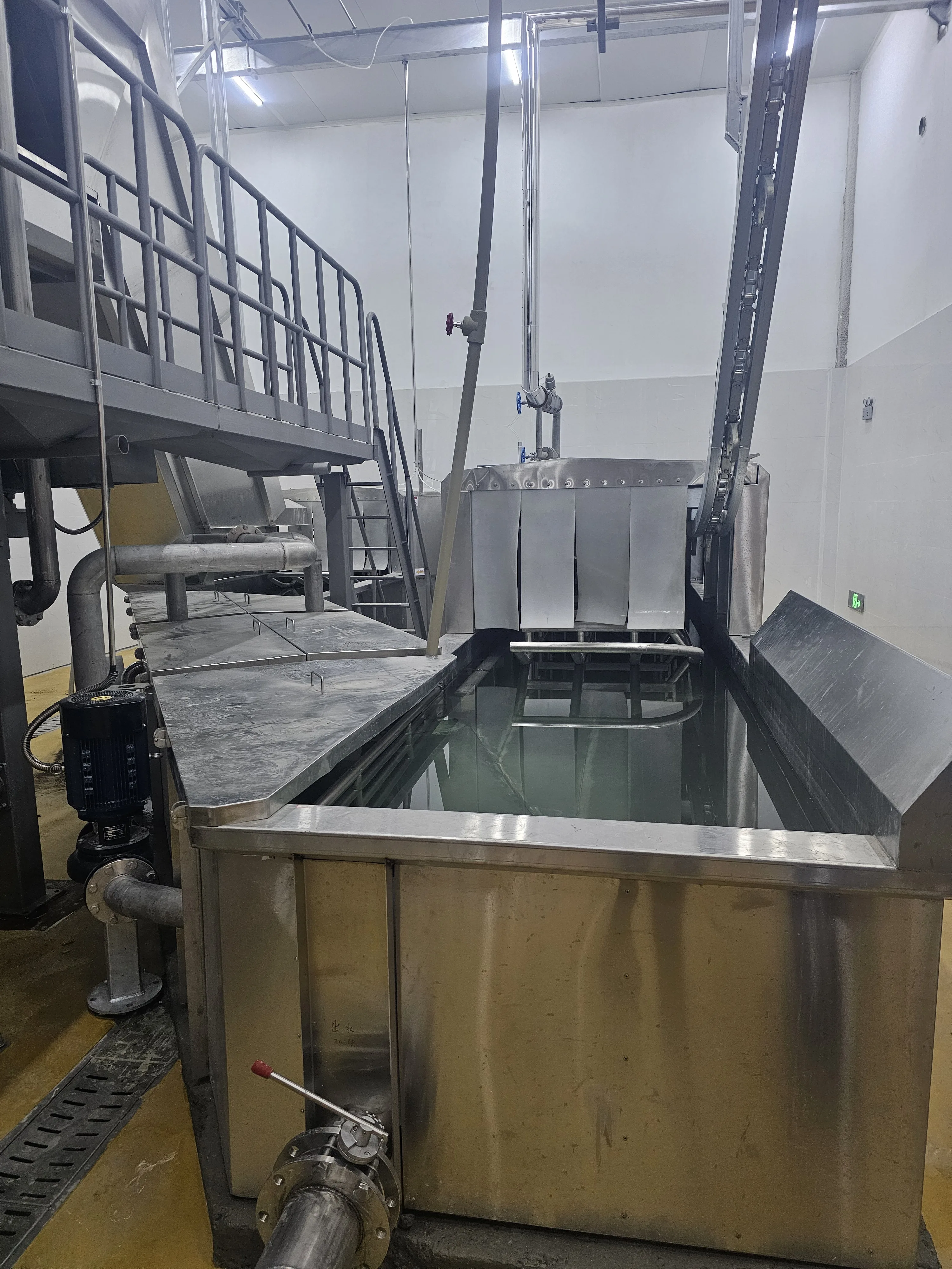 Slaughterhouse scalding machine and pig slaughtering machine for modern slaughterhouse
