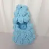 Embrión blanco, tocado de árbol de Navidad azul claro.