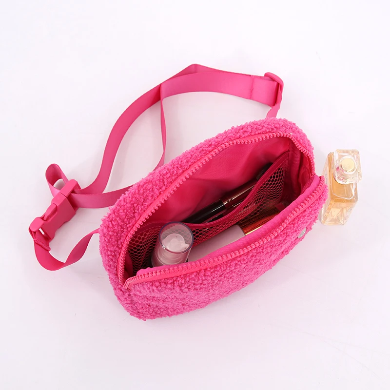 Custom Logo Fashionable Trendy Travel Chest Bag Sherpa Crossbody Fleece Belt Bag Fanny Pack Everywhere Waist Pack  for Women manufacture