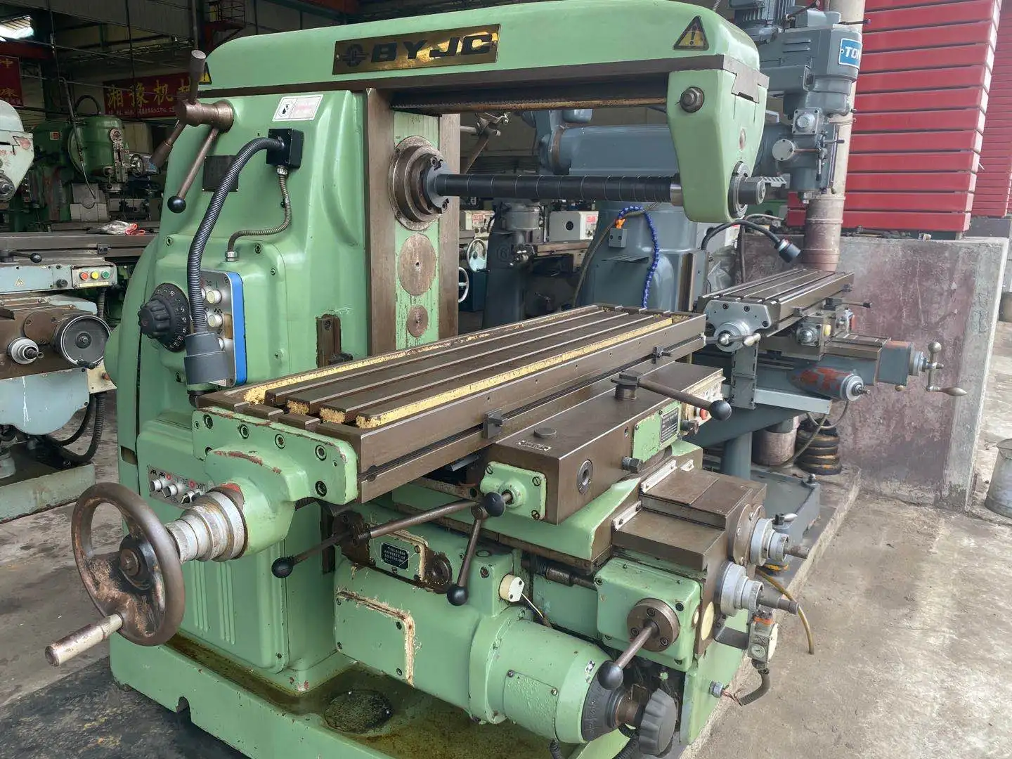 Horizontal Universal Lifting Table Milling Machine BYJC 6132 Good Performance