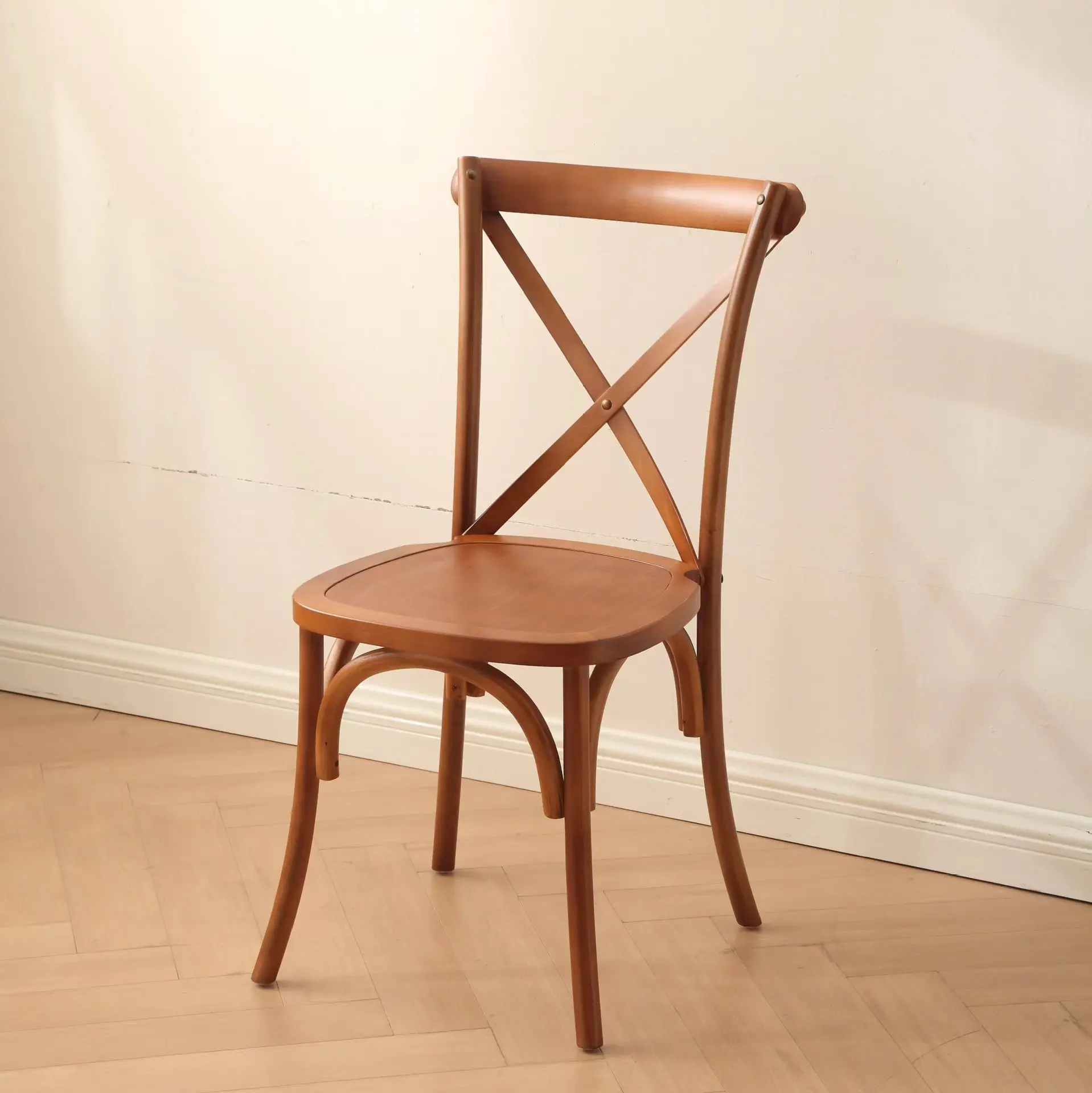 素朴なヴィンテージスタイルの曲木スタッキングチェア 木製クロス