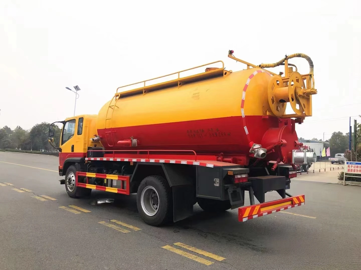 Dongfeng Is Using a 4CBM Sewage Suction Vacuum Truck to Transport Manure