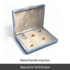 Caja para anillos con asa de metal azul.
