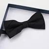 Corbata negra con raya oscura.