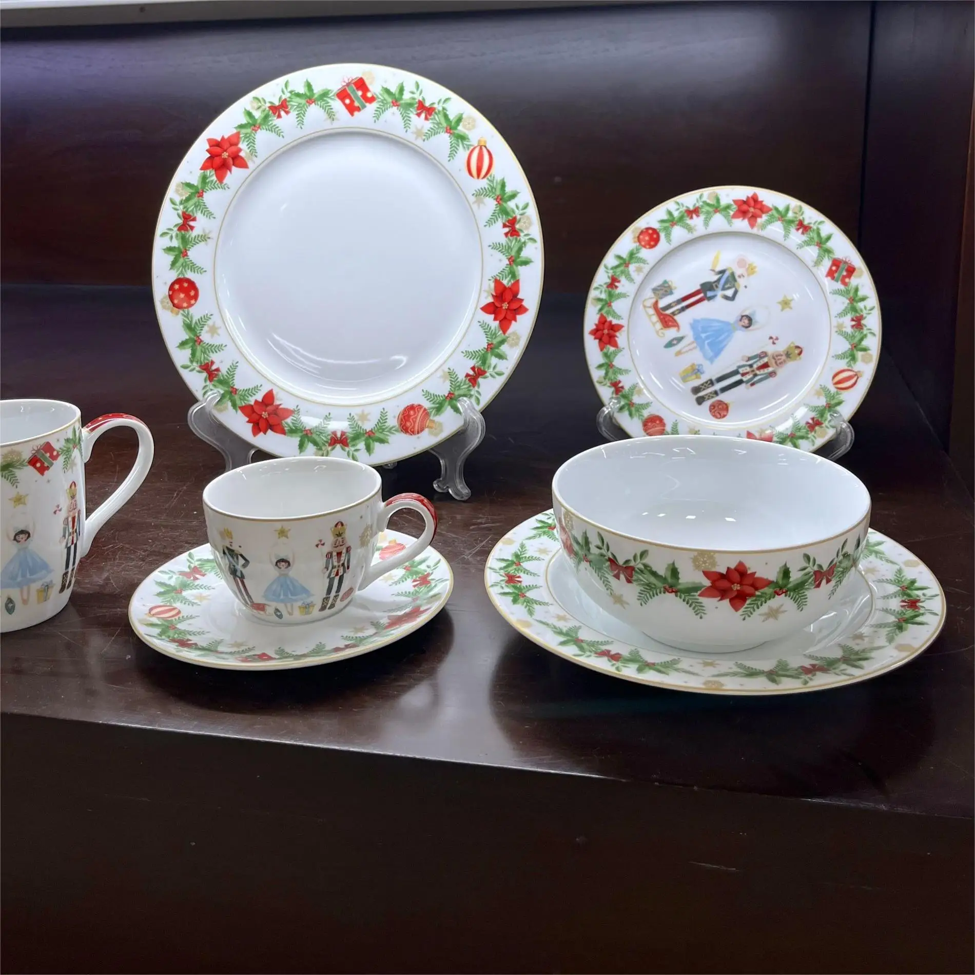 Certified International Christmas Story Red & Green Porcelain Fine Bone china 10.5in 8.5in 7.5in Dinner Plates factory