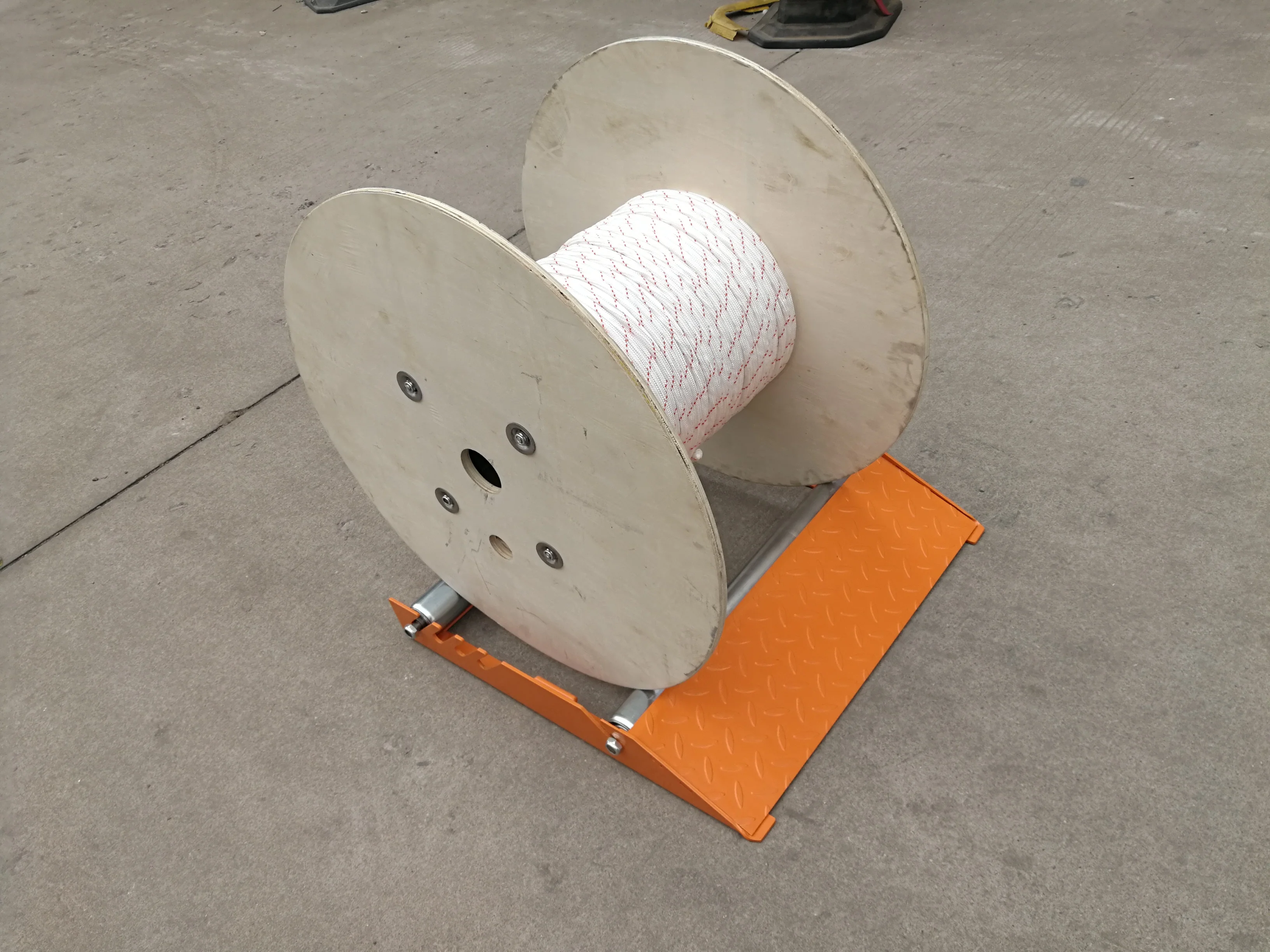 Hot- Selling Middle Type Cable Roll Reel Cable Drum Roller