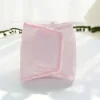 Chien mâle avec des bibelots roses