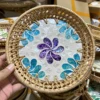 panier tressé en coquillage bleu et violet
