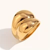 Anillo de pan dorado, doble entrelazado brillante.