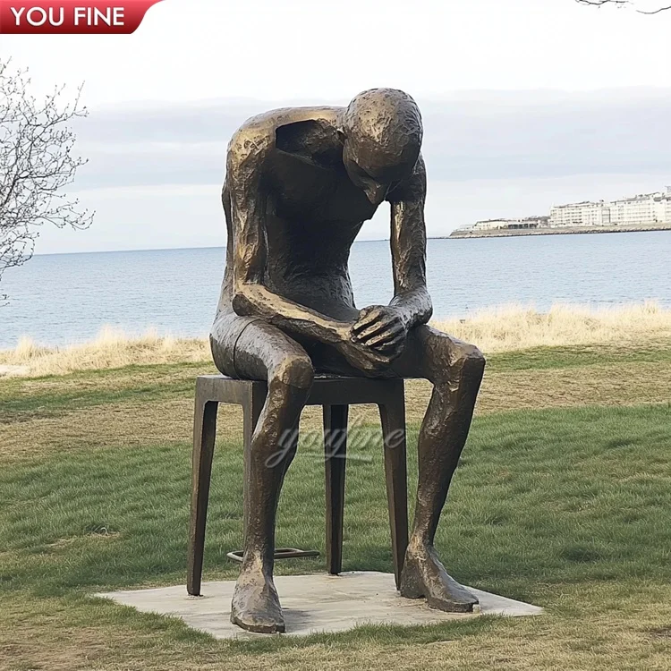 モダンアート 男性彫刻 球体の上に座る モダンアート 男性彫刻 球体の上に座る モダンアート 男性彫刻 球体の上