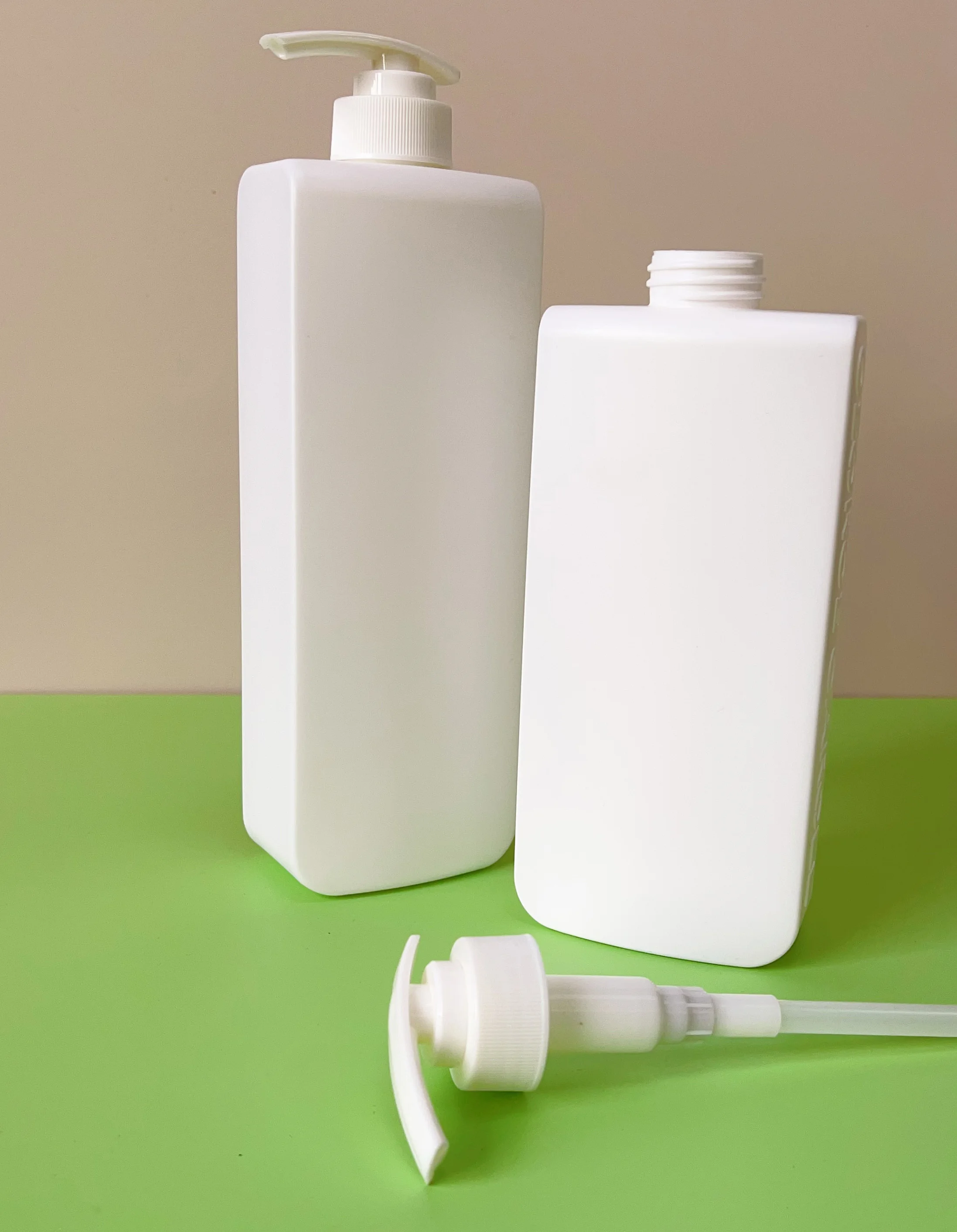 Factory Direct Sales 300mlto830ml HDPE White Plastic Lotion Pump Bottle Skin Cream Shampoo and Conditioner Plastic Bottle