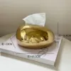 Caja de pañuelos con forma de guijarro.------oro