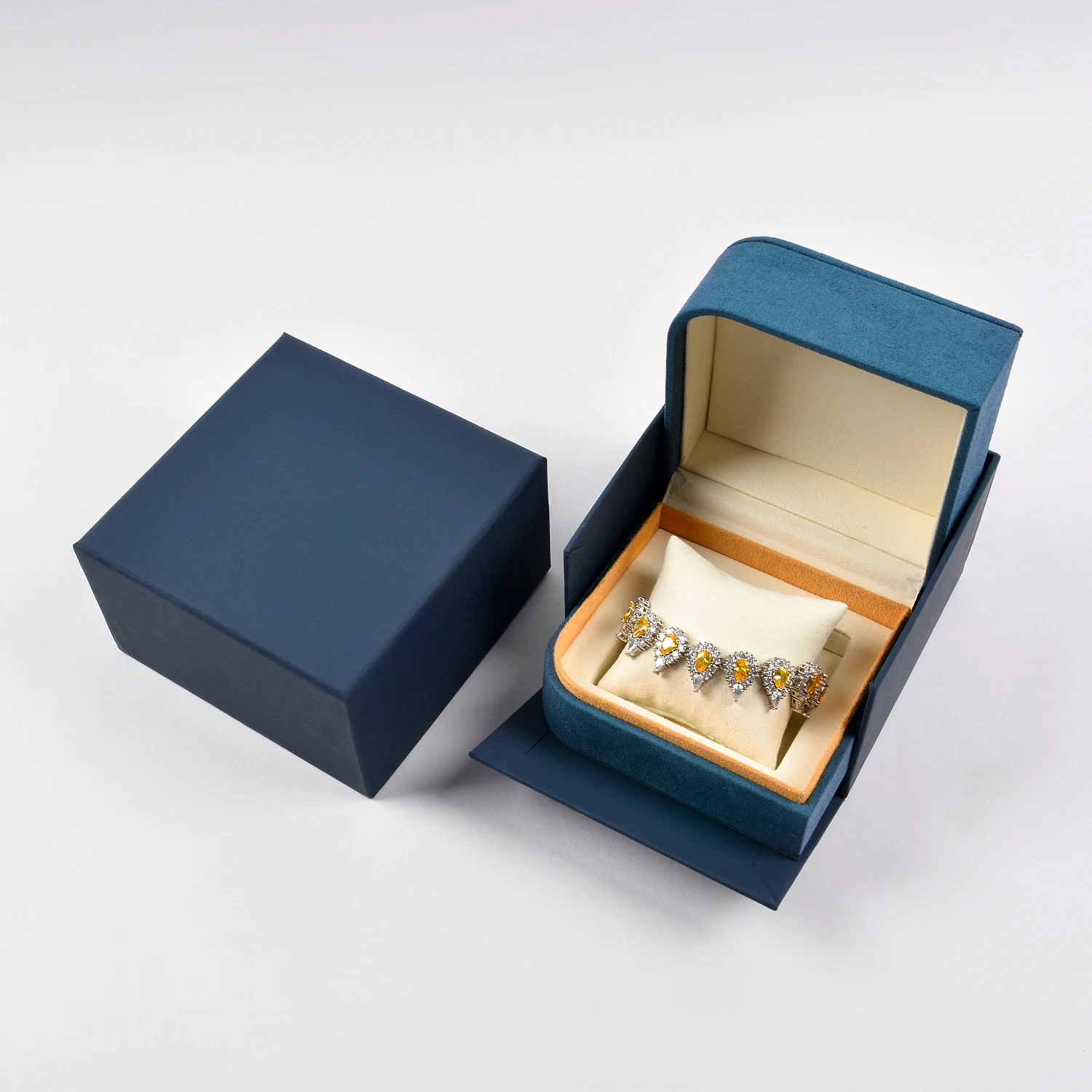 Hb073e85d24d54cb28f97a8b097ed6815C