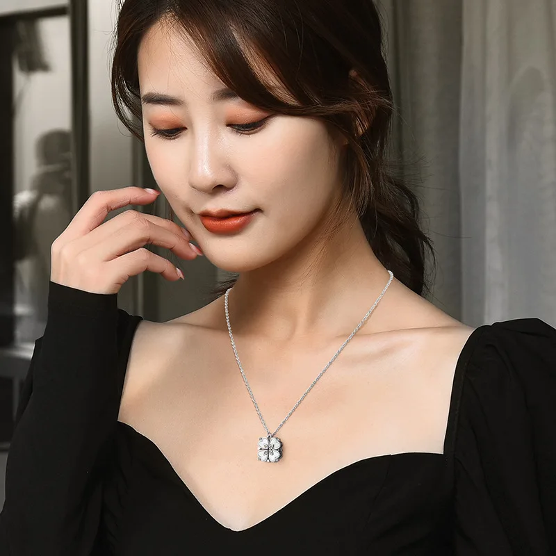 2025年女性用四葉クローバーネックレスマグネット付きハートペンダント