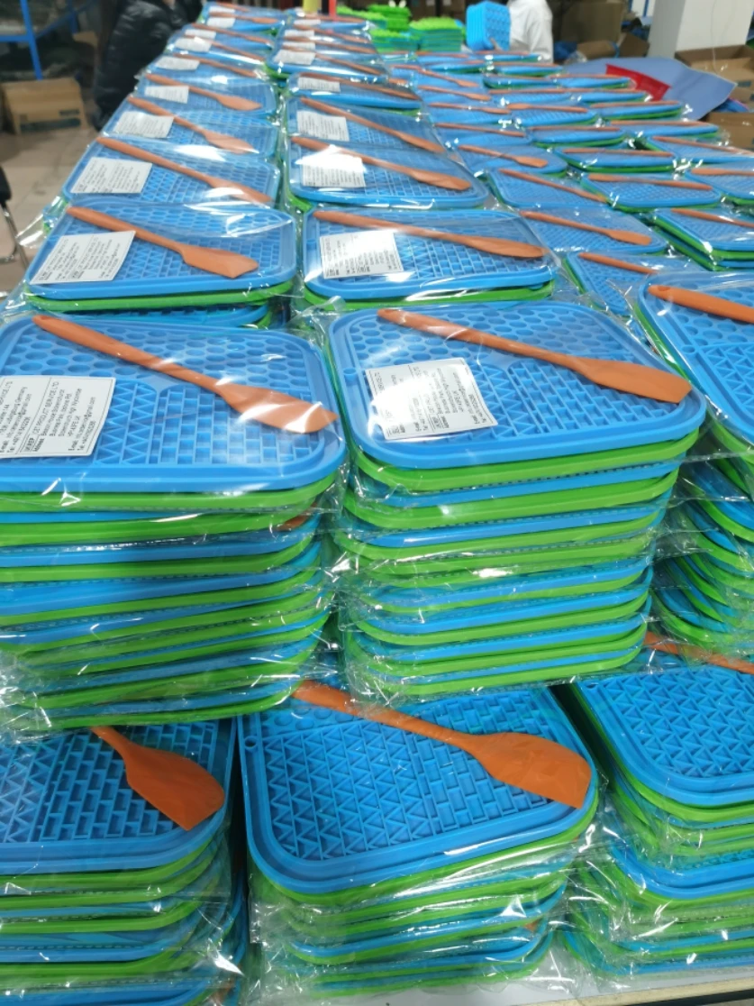 21*21cm Dog Lick Mats Dogs Pets Licking Mat Pads For Silicone Treat Pet