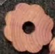 Anello a forma di fiore, color legno.