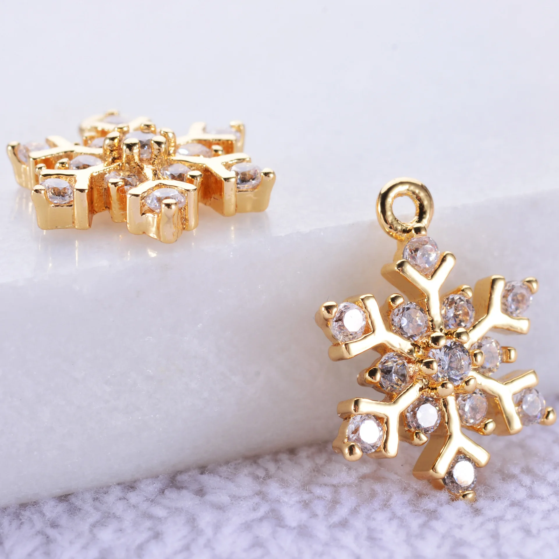スクロールバレルペンダント ゴールド8㎜ Shiny Brass Gold CZ Clear White Zircon Snowflake Charm