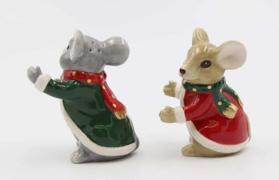 Fine Ceramic Christmas Holidays Mouse Couple Hugging Salt & Pepper Shakers Set