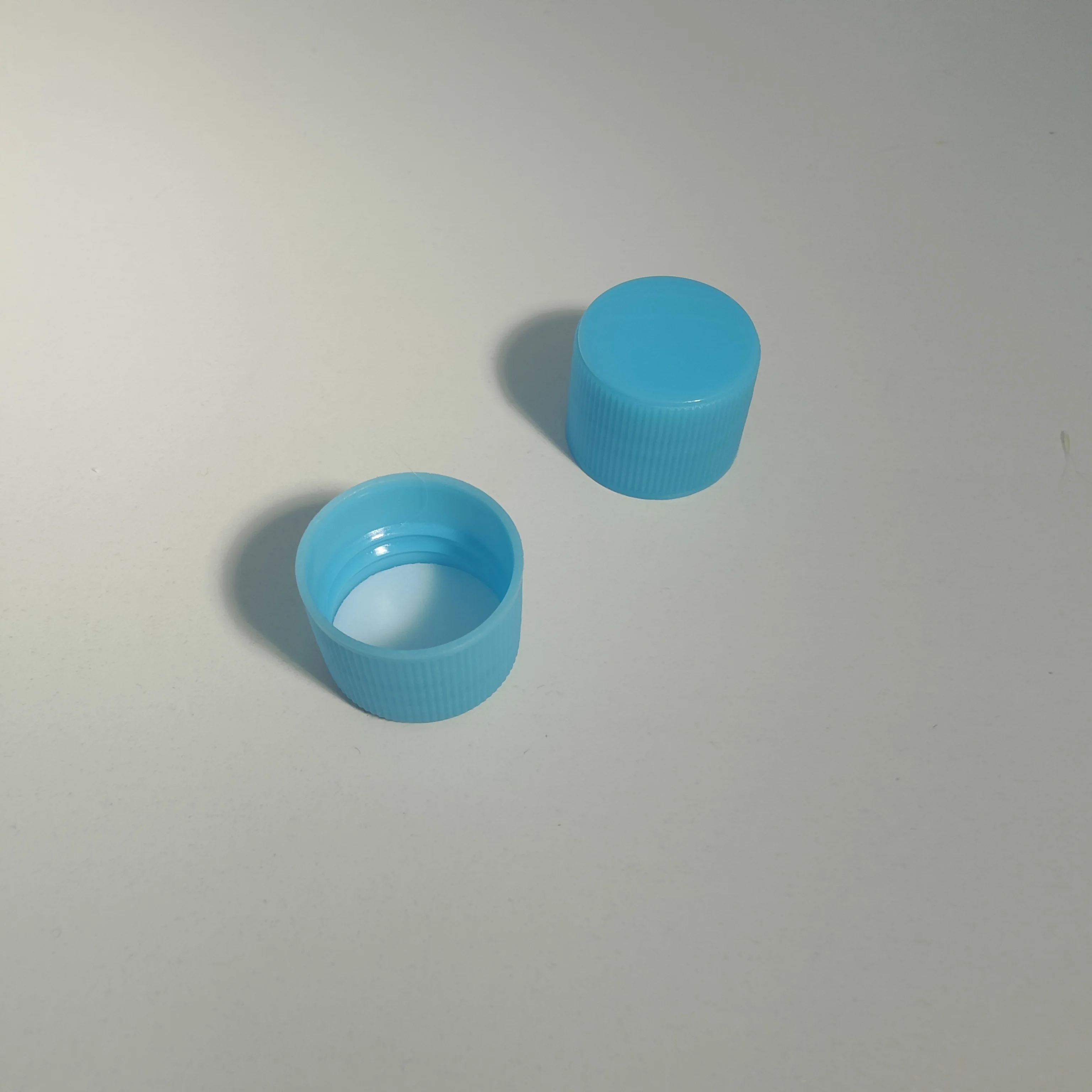 Tappo a vite in plastica per cosmetici con guarnizione, vendita calda, 18/20/24/28 mm, tappo per bevande blu