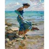 Femme et mouettes sur la plage