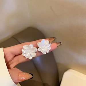 High Quality Wholesale Earrings Fine  Flower  Stud Daily Trendy Acrylic Women's Jewelry Wedding Daily Party Earrings