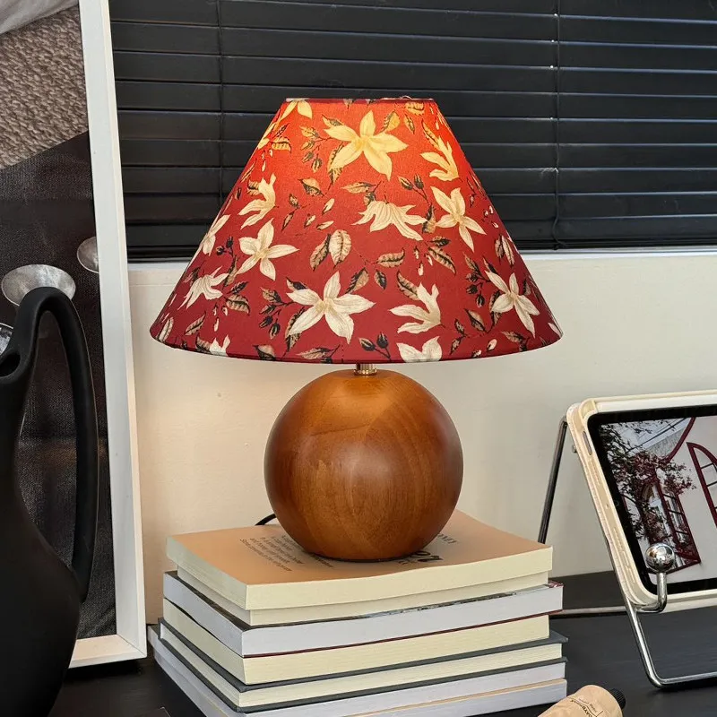 Enkel fransk stil, retro bordslampa i massivt trä med LED-ljuskälla och tryckknappsströmbrytare, amerikansk stil för inredning av sovrum