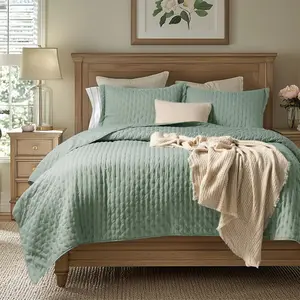 Quilts  - Ultra Soft Pre-Washed Bedspread - Lightweight Comforter with 2 Pillow Shams - Summer Bedding Set with Leaf Design