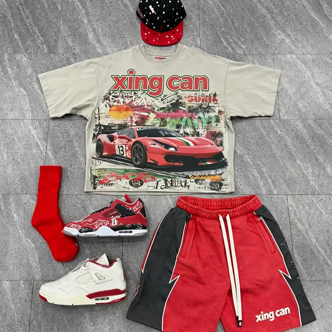 Zestaw męskich ubrań w stylu streetwear – ciężka koszulka z 100% bawełny z cyfrowym nadrukiem DTG, kroju boxy, w stylu vintage, wyblakła i luźna, oraz spodenki dżinsowe po praniu.