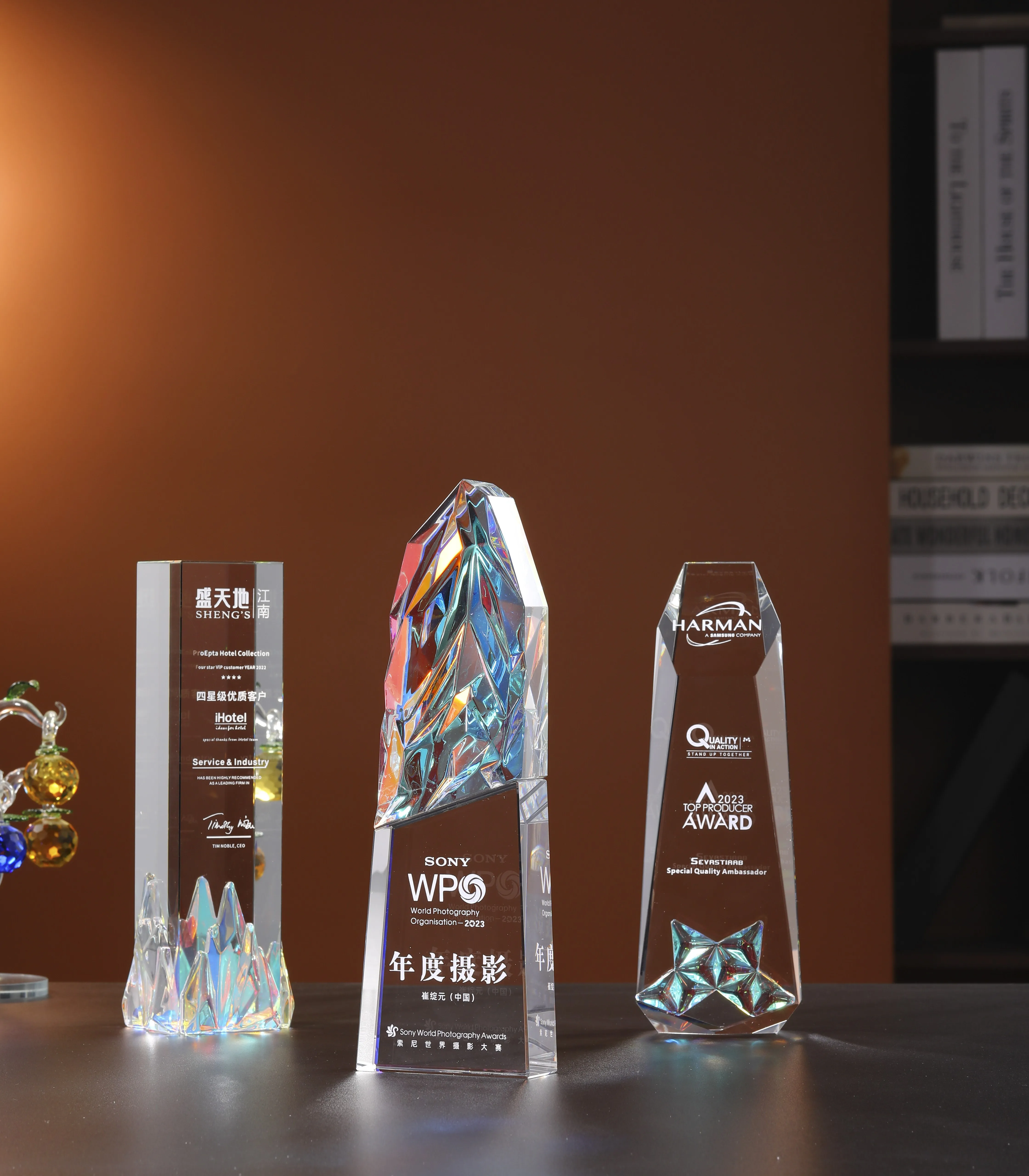 Custom Plated Crystal Trophies Cups Cheap Source From Manufacturer Award Prize Plaque in Glass and Wooden Souvenir Model