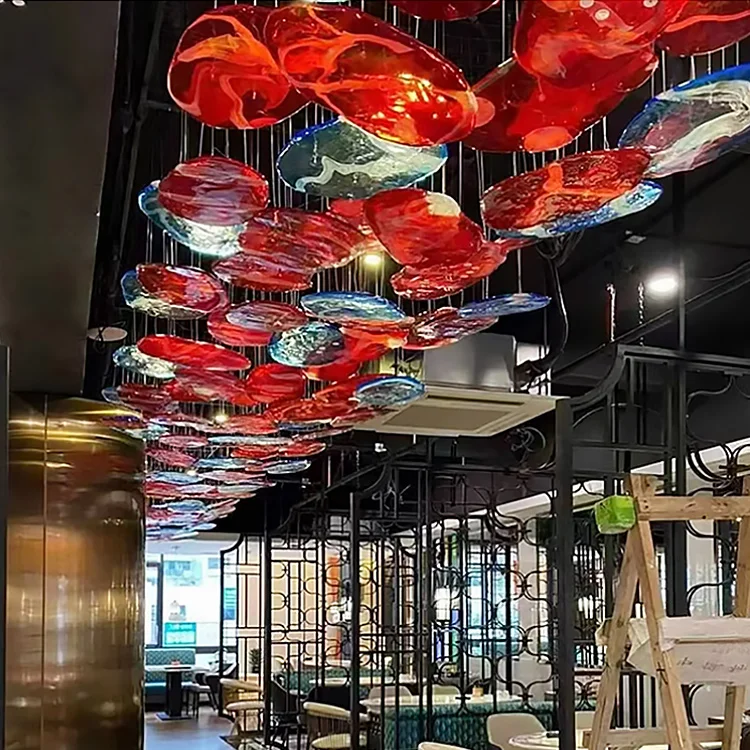 Внутреннее украшение на заказ Люстра для виллы Холла отеля вестибюль лестница красная стеклянная светодиодная проекта