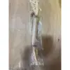Disponible en una bolsa que contiene un tallo puro y extralargo de *Polygonum hydropiper* (1.9-2.3cm de diámetro, 38cm de largo).