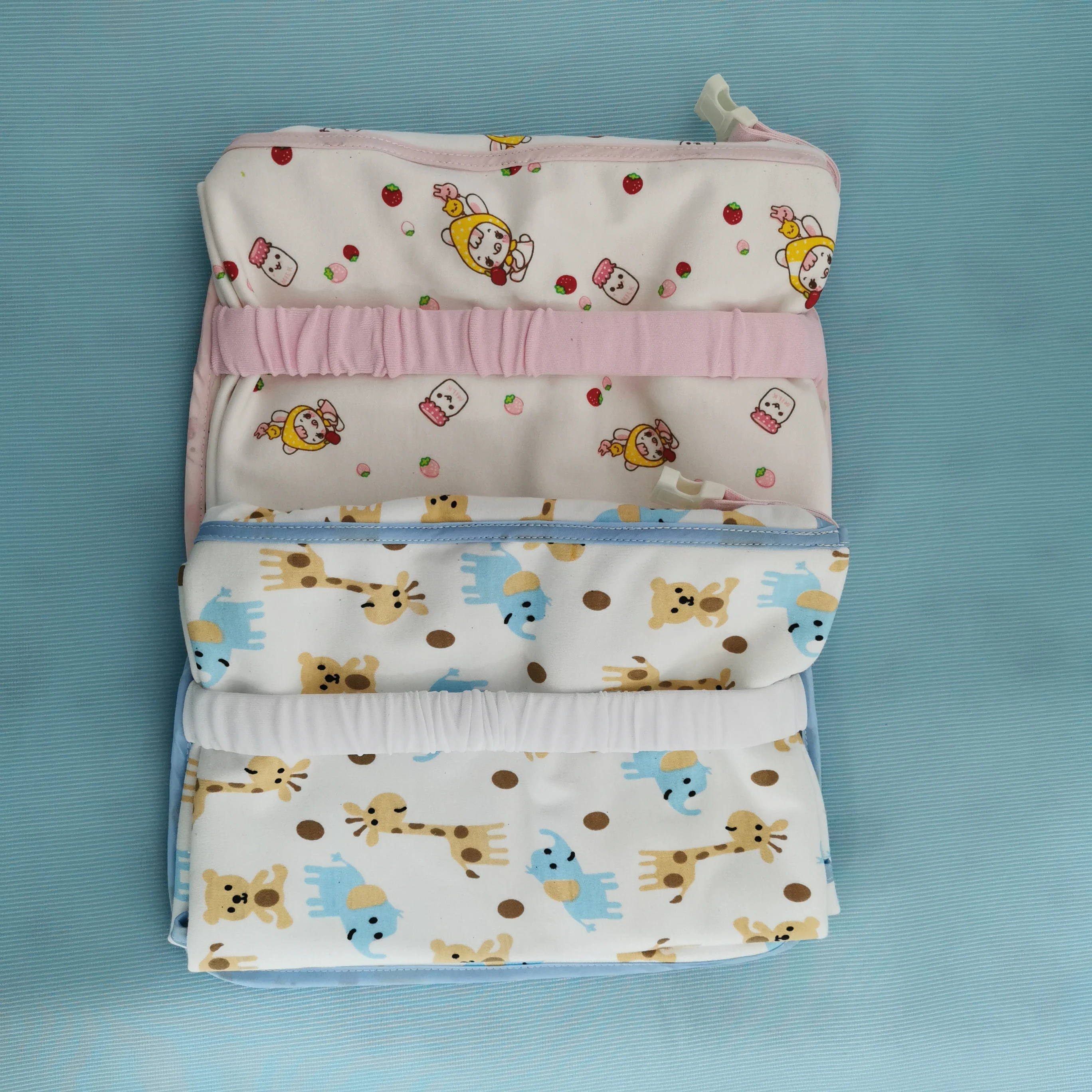 
 Легко носить с собой, маленький объем, хлопковая поверхность, портативный детский пеленальный коврик  