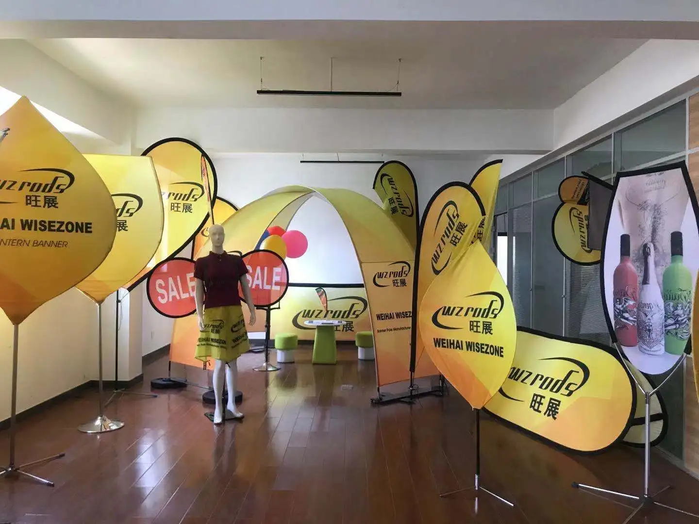 Weihai Wisezone 3D Rotating Unique Toblerone Tower Flag Pole for Advertising Display
