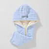 Gorro de cuatro puntas de doble capa, azul y blanco.