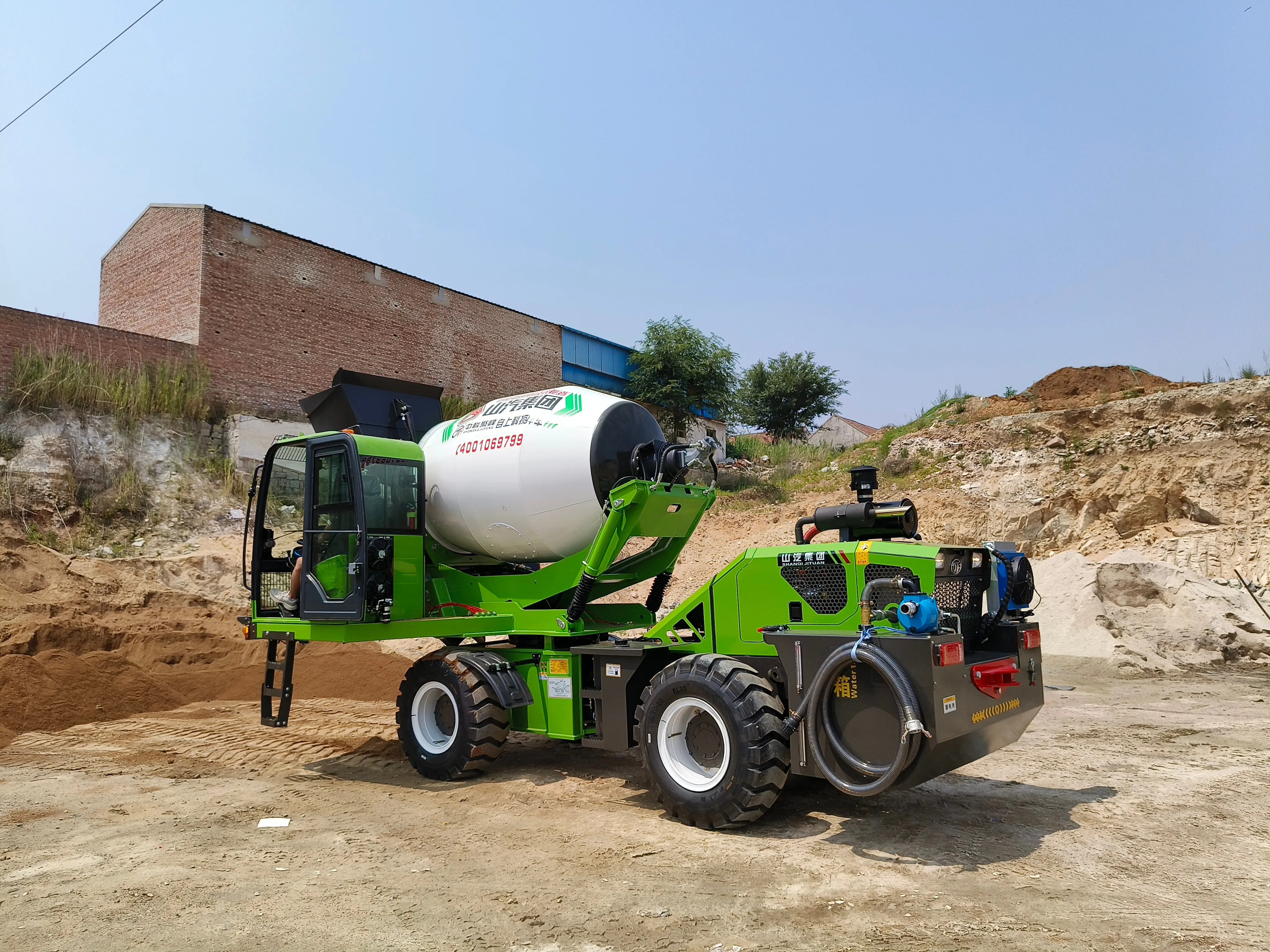 Factory Direct Sale 2.6 / 3.5 / 4 Cubic Meters New Mobile Self Loading Concrete Mixer Truck factory