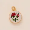 ciondolo in oro con piccolo fiore rosso