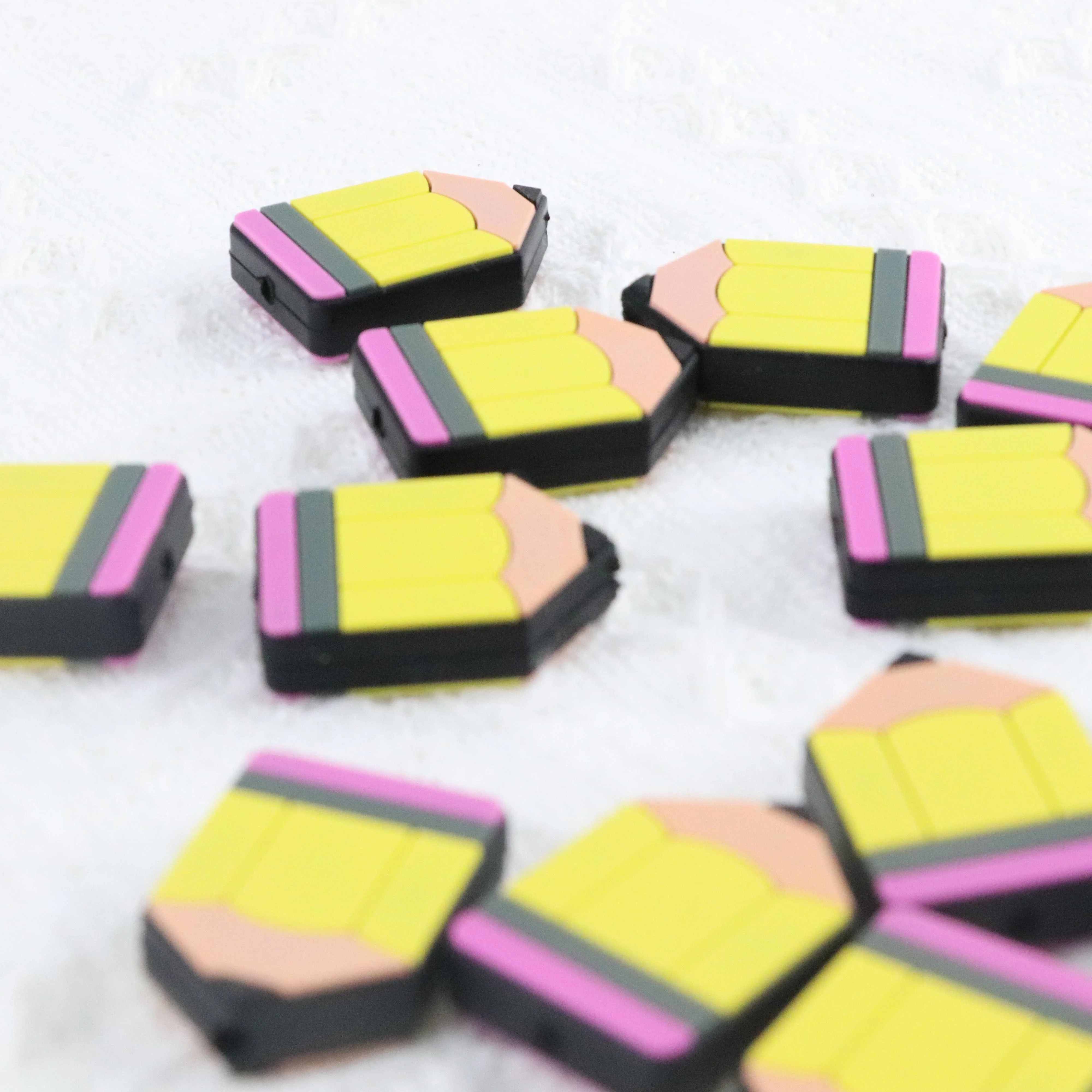 Силиконовый браслет из бисера