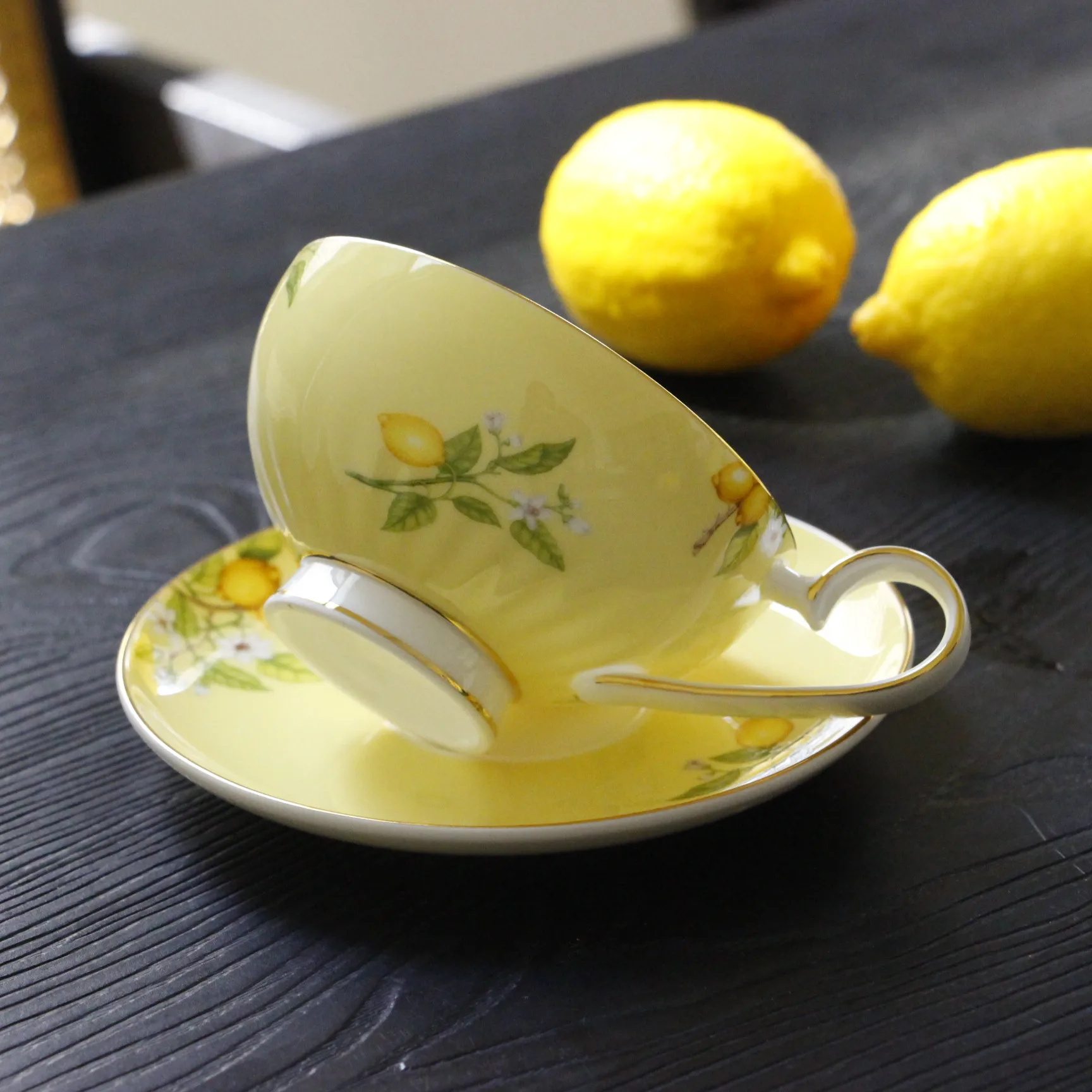 European Luxury Lemon Pattern and Gold Border Tea Pot and Cup Set Afternoon Tea Business Gifts New Bone Tea Set for One Set