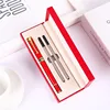 Set de estuche rojo para lápices.