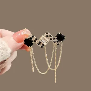 Retro-style Black White Zircon-encrusted Copper Tassel Brooch Simple Elegant Corsage Design High-end Coat Suit Accessory