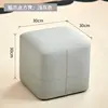 Taburete 3D en forma de cruz, color gris claro, con cuero resistente a arañazos de gato.