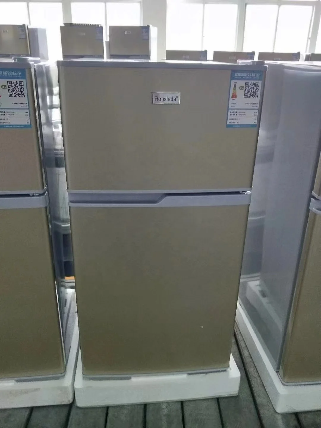 Mini Refrigerator シルバー 2段棚付き Mini Refrigerator シルバー 2段棚付き