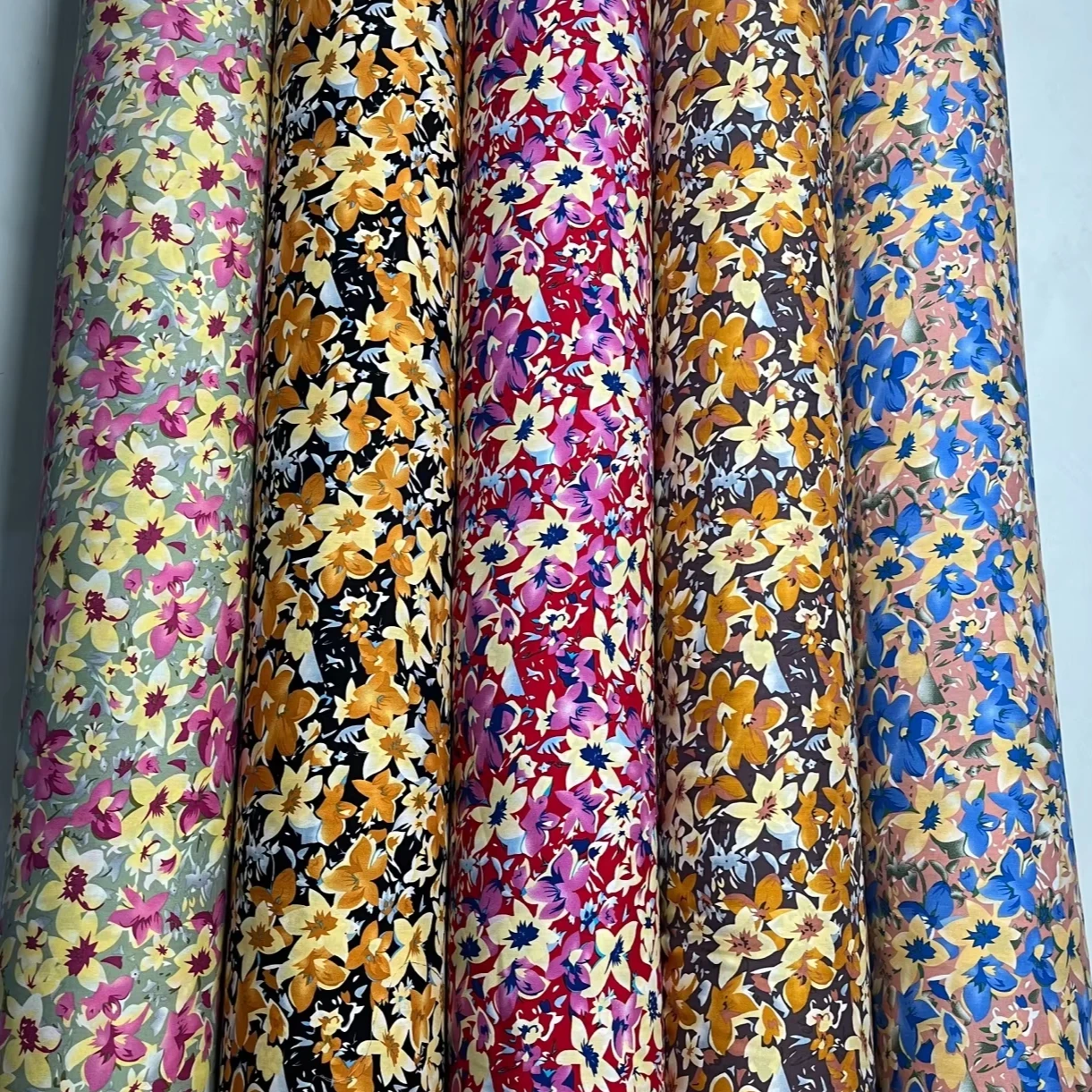 2024 OEM Гавайский стиль мягкий на ощупь цветочный узор 100% вискоза из вискозы в наличии партия для платья рубашки шорты одежда