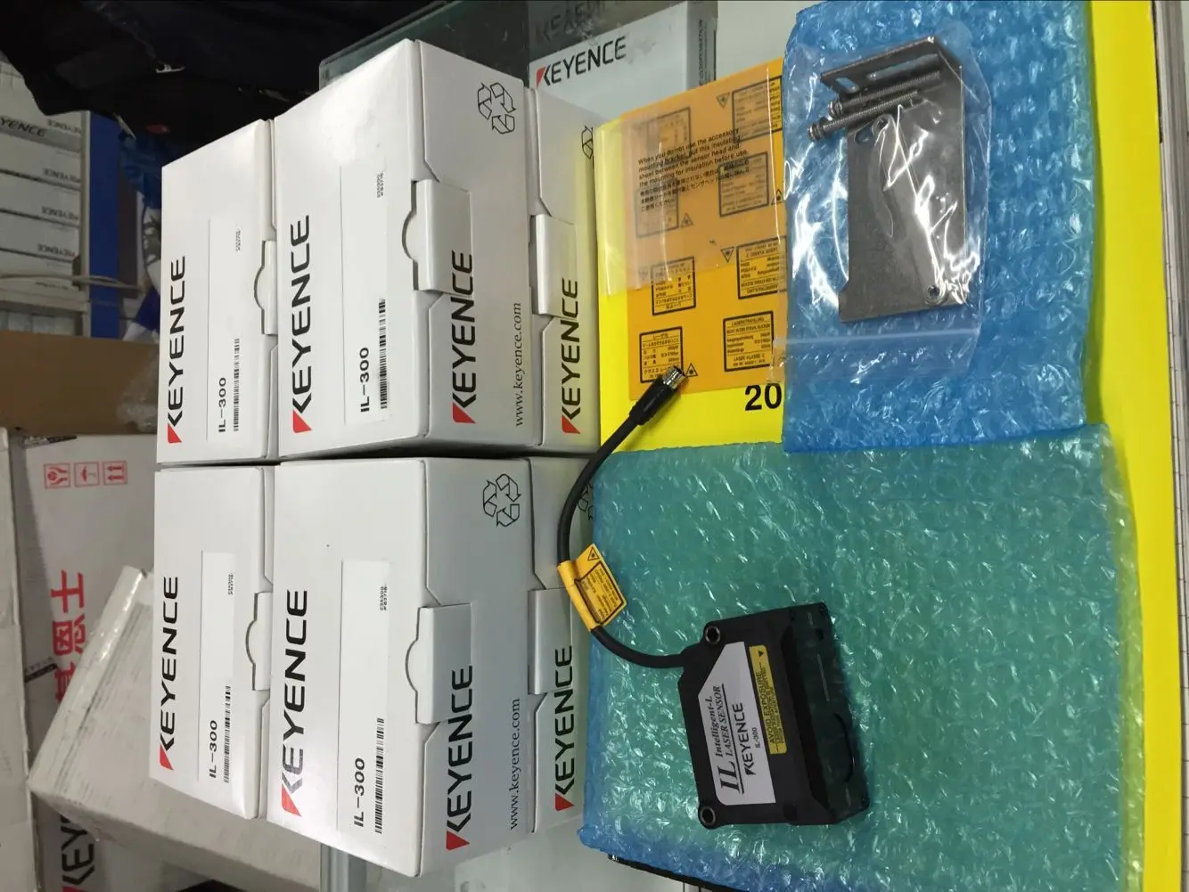 KEYENCE IL-1000+IL-300+OP-87057 アナログレーザーセンサー